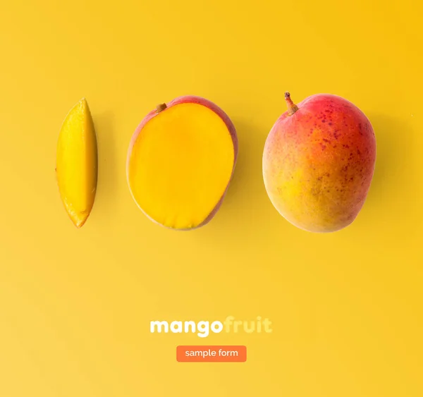 マンゴーと葉で作られた創造的なレイアウト 平置きだ 食べ物の概念 黄色の背景にマンゴー — ストック写真