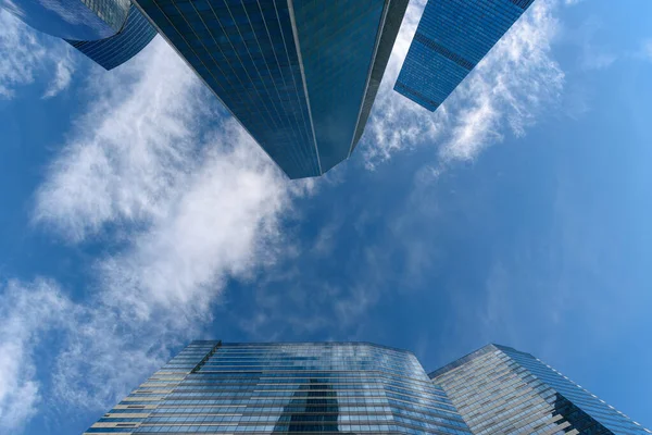 Modern ofis binaları. Moskova 'nın iş bölgesindeki gökdelenler. İş merkezi. Gökyüzü ve bulutlar pencerelere yansıyor. Düşük açı görünümü.