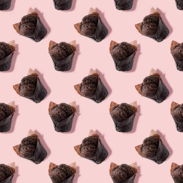 Çikolatalı kekle kusursuz desen. Açık pembe tatlılık arka planı. Pastel renkler. Şekerleme pankartı. Renkli.