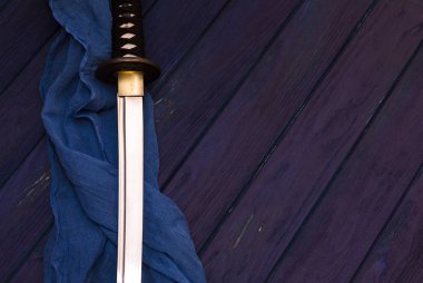 Japonya ahşap arka plan mavi şal ile katana kılıcına