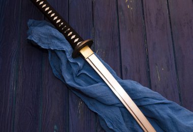 Japonya ahşap arka plan mavi şal ile katana kılıcına