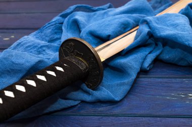 Japonya ahşap arka plan mavi şal ile katana kılıcına