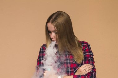 Kırmızı gömlek sigara elektronik sigara vape kız