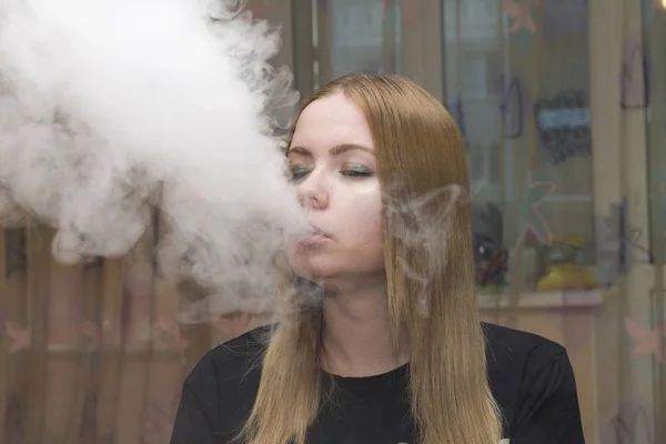 VAPE dívka v černých šatech kouření elektronické cigarety — Stock fotografie