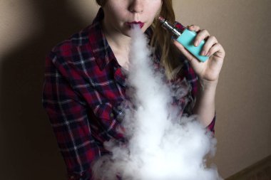 Kırmızı dudaklar kızla vape (e-sigara, elektronik sigara) 