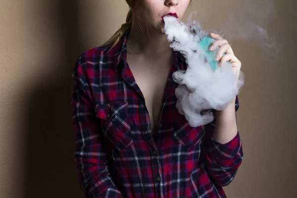 Vape (e-cigarett, elektronisk cigarett) flicka med röda läppar — Stockfoto