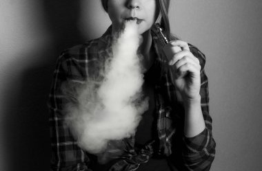 vape (e-sigara, elektronik sigara) kız siyah beyaz