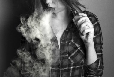 vape (e-sigara, elektronik sigara) kız siyah beyaz