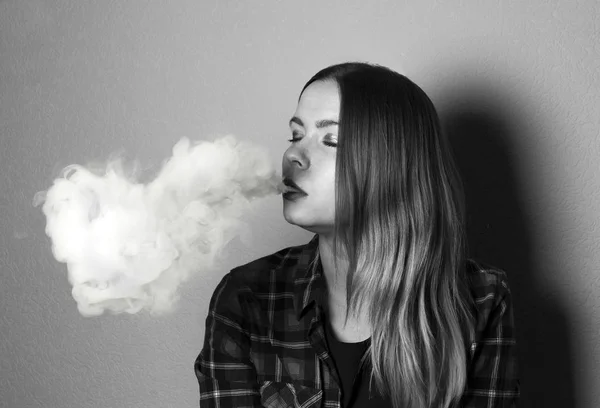 Vape (cigarrillo electrónico, cigarrillo electrónico) chica en blanco y negro — Foto de Stock