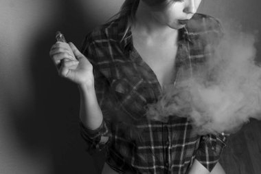 vape (e-sigara, elektronik sigara) kız siyah beyaz