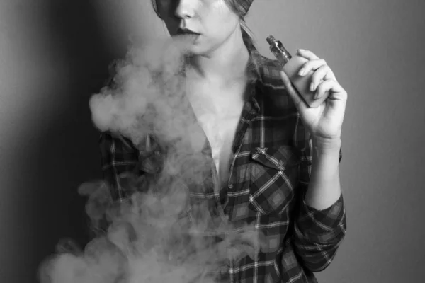 Vape (cigarrillo electrónico, cigarrillo electrónico) chica en blanco y negro — Foto de Stock