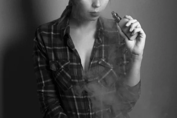Vape (e-sigara, elektronik sigara) kız siyah beyaz — Stok fotoğraf