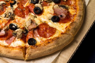 biber, zeytin, pastırma, mantar, pizza kutusu (Oluklu karton) ahşap arka plan üzerinde beyaz peynir pizza