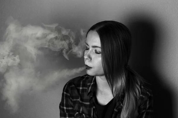 Vape (e-cigarro, cigarro eletrônico) menina em preto e branco — Fotografia de Stock