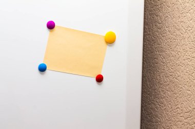 buzdolabı (buzdolabı) Not listeleri, metinler, gösterimler için boş alan ile 