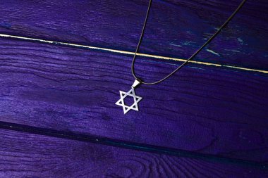 David yıldız Yahudi sembolü kitap ahşap bir zemin üzerine