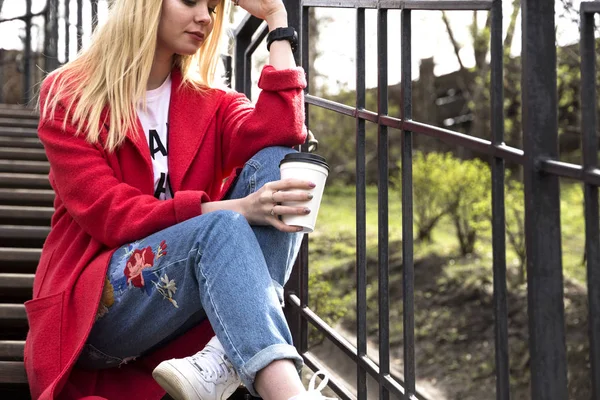 Kırmızı paltolu güzel kız (boşluk logo için kahve içecekler) — Stok fotoğraf