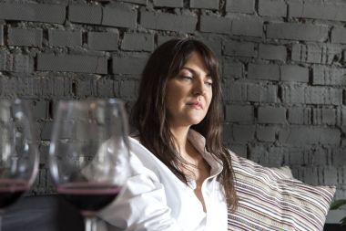 Güzel bir kadın içki şarap bar yakınındaki sayaç  