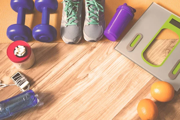 Fitness e perdita di peso. Bilance, shaker, manubri, scarpe da ginnastica, yog — Foto Stock