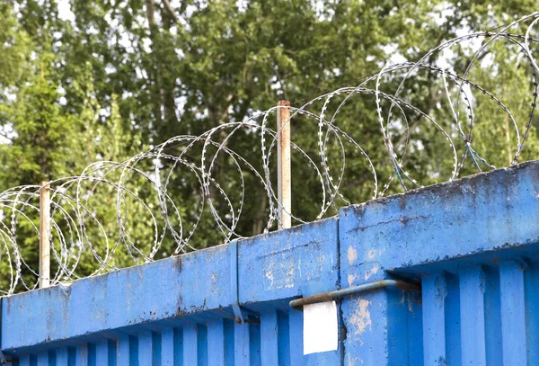 Drut kolczasty na ścianie więzienia rosyjski — Zdjęcie stockowe