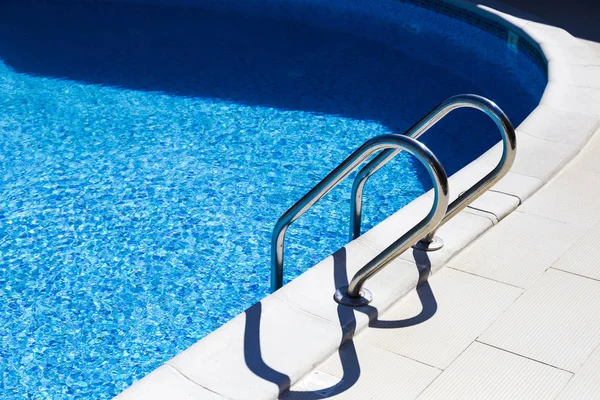 Scala per la bellissima piscina dell'hotel con acqua blu — Foto Stock