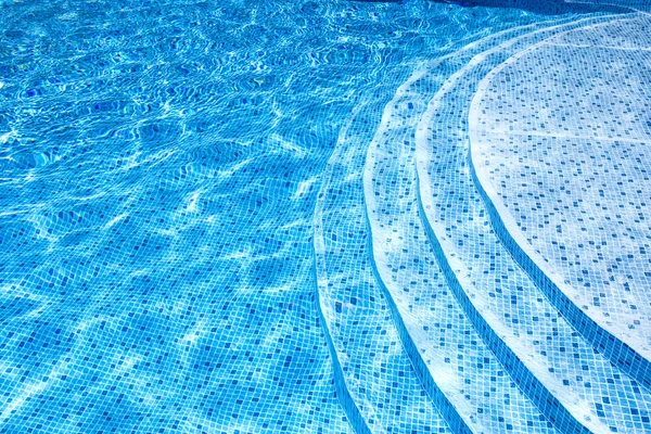 Schodiště do krásného bazénu v hotelu poblíž s — Stock fotografie