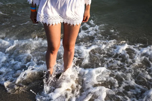 Menina com belas pernas relaxar perto do mar — Fotografia de Stock