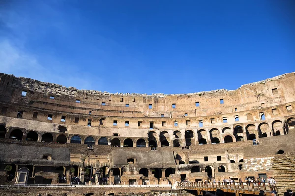 Interior de la muralla del Coliseo en Roma, Italia al atardecer — Foto de Stock