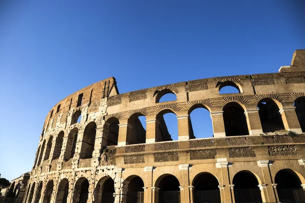 Partie du mur du Colisée (Colisée) à Rome, Italie au coucher du soleil — Photo