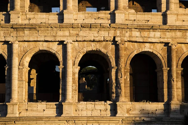 En del av väggen i Colosseum (Colosseum) i Rom, Italien på sunse — Stockfoto