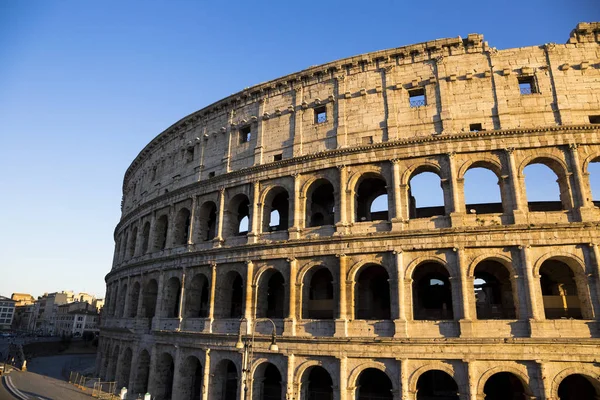 Parte de la pared del Coliseo en Roma, Italia al atardecer — Foto de Stock