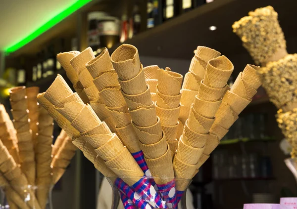 Verschillende ijs kegels in het café van de gelateria in Italië (moer, chocolade, gewone) — Stockfoto