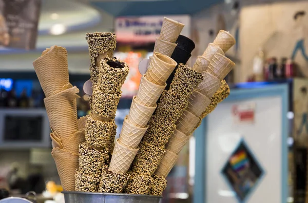 Verschillende ijs kegels in het café van de gelateria in Italië (moer, chocolade, gewone) — Stockfoto