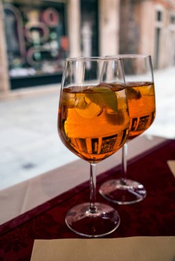 İki kadeh kokteyl aperol spritz Venedik, İtalya için açık bir kafede bir masada