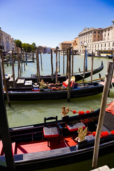 Parkovací gondoly na molu v Grand Canal, Benátky, Itálie — Stock fotografie