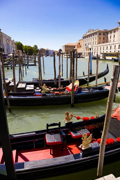 Parkolás a gondolák a mólón, a Canal Grande, Velence, Olaszország — Stock Fotó