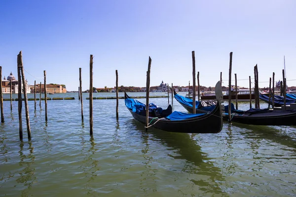 Parkolás a gondolák a mólón, a Canal Grande, Velence, Olaszország — Stock Fotó