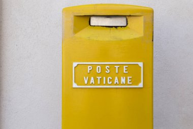 St. Peter's Meydanı'nda Vatikan posta sarı posta kutusu 