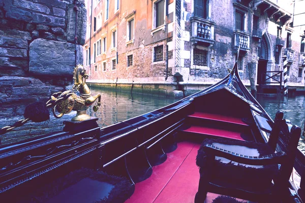 A gondola ride with beautiful ornaments along the canal in Venic — Stock Photo, Image