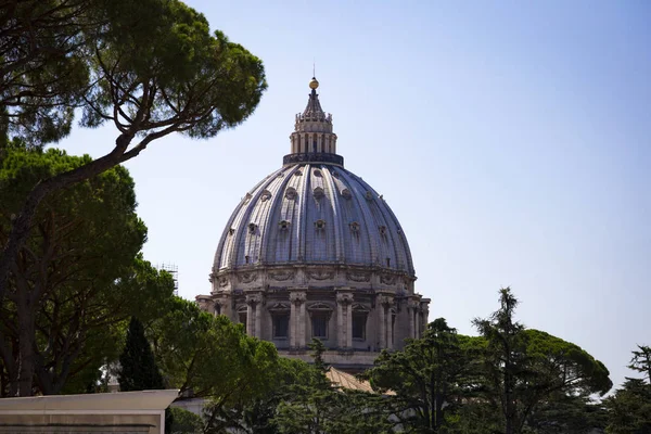 Le dôme de la basilique pontificale Saint-Pierre au Vatican avec — Photo