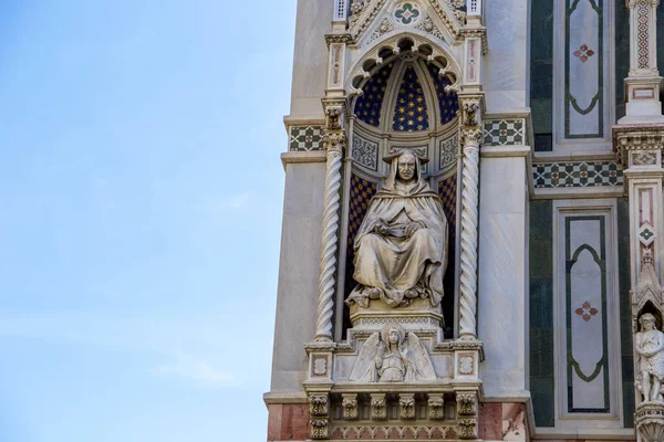 Статуи на фасаде Cattedrale di Santa Maria del Fiore — стоковое фото