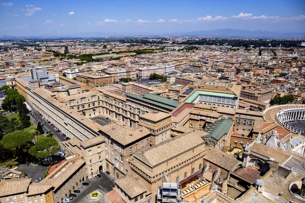 Vue d'en haut sur Rome et le Vatican depuis le dôme de la Cathédrale Saint-Pierre — Photo