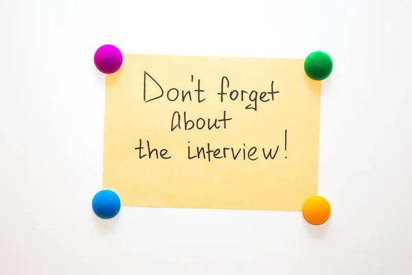 Nota del frigorifero con il promemoria: Non dimenticare l'intervista ! — Foto Stock