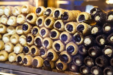 Pastane dükkanı - krem krem farklı tipteki rulo 