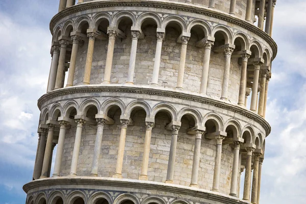 Primer plano de la torre inclinada de Pisa con el cielo azul en el fondo — Foto de Stock