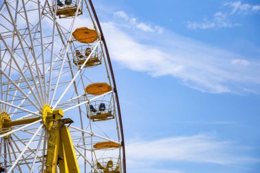 Mavi gökyüzünün arka planında dönme dolap