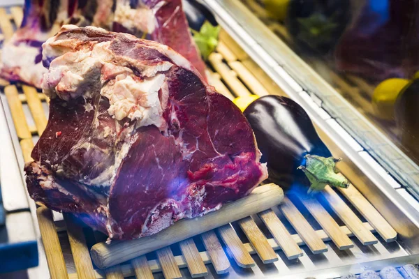 Premium sığır eti bir restoranda bir dükkan pencerede yaşlı
