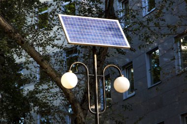 güneş paneli batarya ile sokak fener