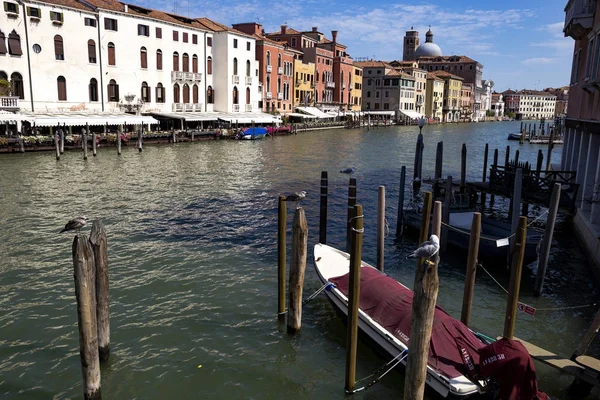 Gondolák, az építészet és a canal, Velence, Olaszország-2017-08-23 — Stock Fotó