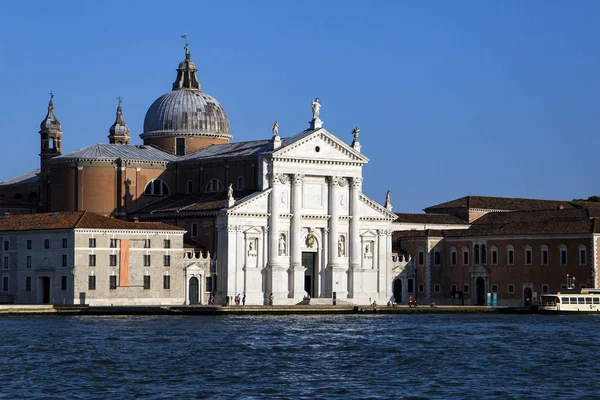 Nézd a San Giorgio Maggiore templom sziget Velencében, a tengerből 2017-08-22 — Stock Fotó